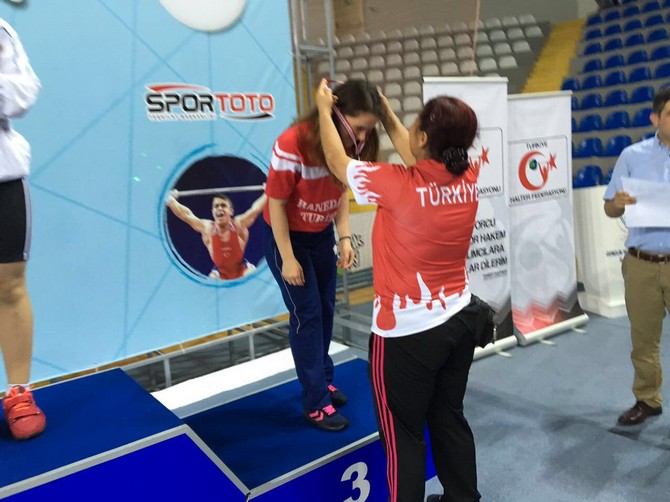 muzeyyen-kopuz-turkiye-halter-sampiyonasinda-turkiye-3.’su-oldu-(3).jpg