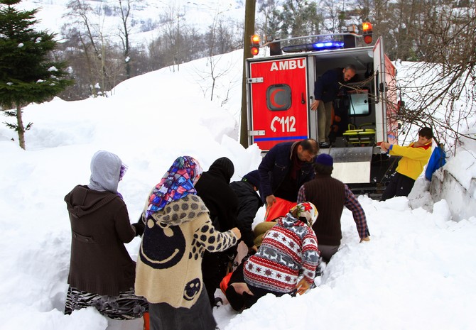 obez-hastaya-kar-paletli-ambulansla-ulasildi-(2).jpg