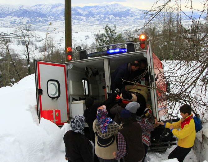 obez-hastaya-kar-paletli-ambulansla-ulasildi-(3).jpg