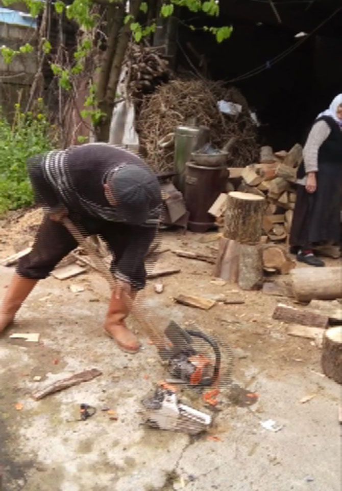 odun-motorunu-balta-ile-parcaladi-2.jpg odun-motorunu-balta-ile-parcaladi-2.jpg