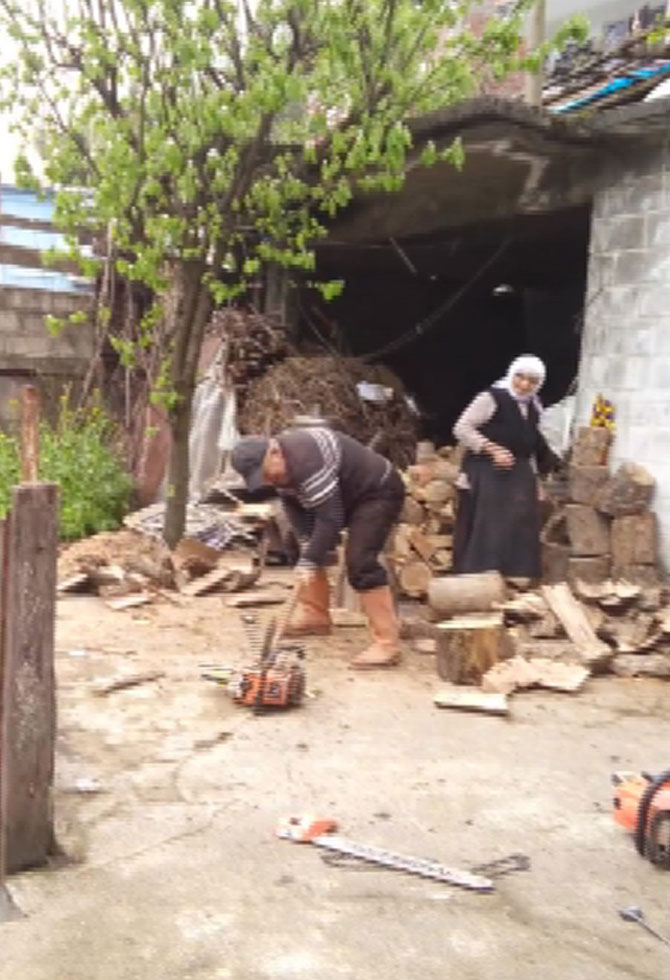 odun-motorunu-balta-ile-parcaladi-3.jpg odun-motorunu-balta-ile-parcaladi-3.jpg