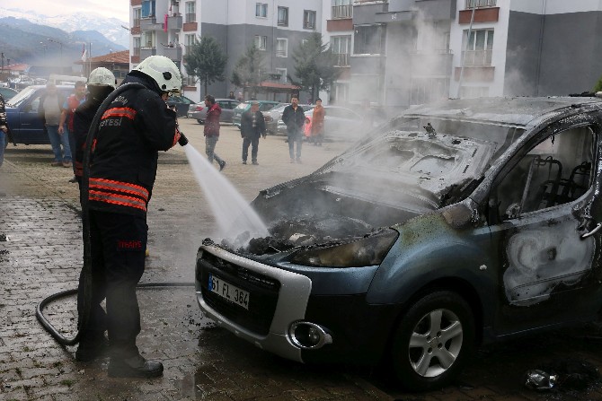 ofta-calistirildigi-sirada-yangin-cikan-arac-sonduruldu-5.jpg
