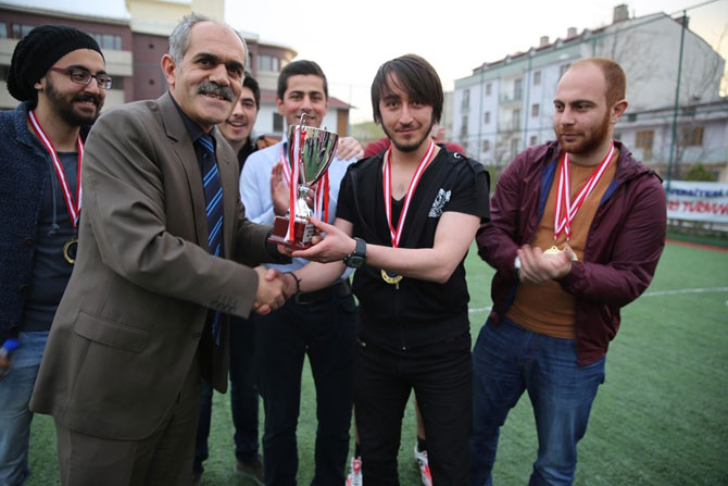 ogrenciler-arasi-futbol-turnuvasinda-makine-muhendisligi-sampiyon-oldu10.jpg