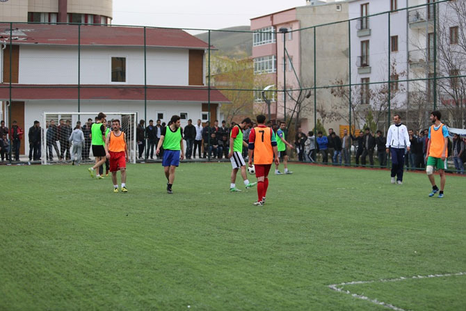 ogrenciler-arasi-futbol-turnuvasinda-makine-muhendisligi-sampiyon-oldu2.jpg