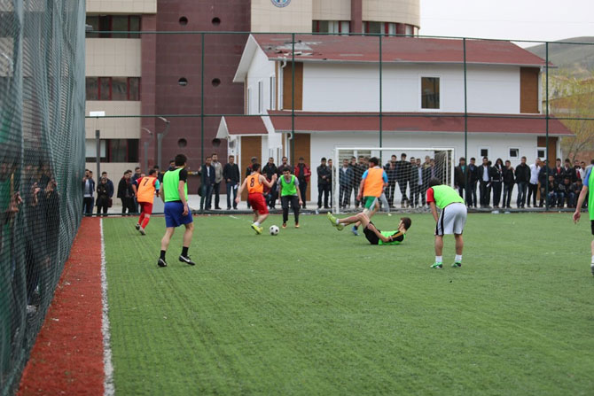ogrenciler-arasi-futbol-turnuvasinda-makine-muhendisligi-sampiyon-oldu3.jpg