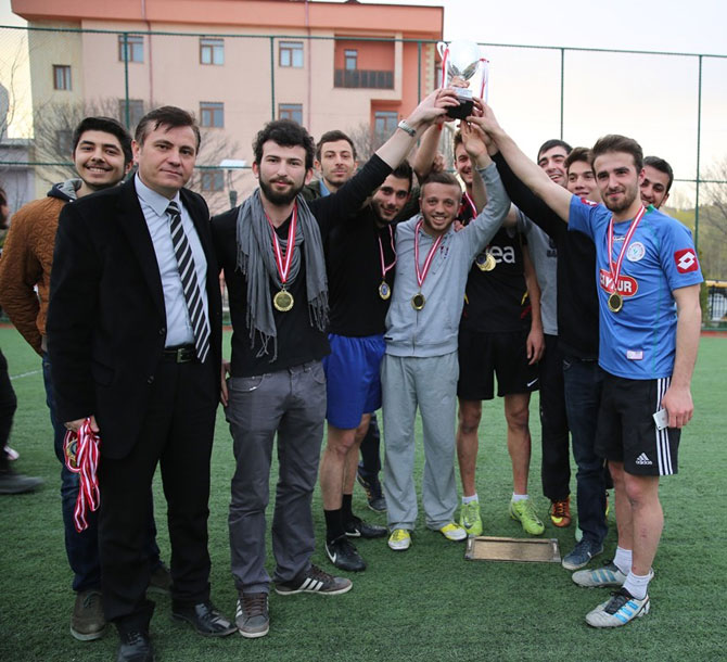 ogrenciler-arasi-futbol-turnuvasinda-makine-muhendisligi-sampiyon-oldu7.jpg