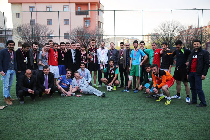 ogrenciler-arasi-futbol-turnuvasinda-makine-muhendisligi-sampiyon-oldu8.jpg