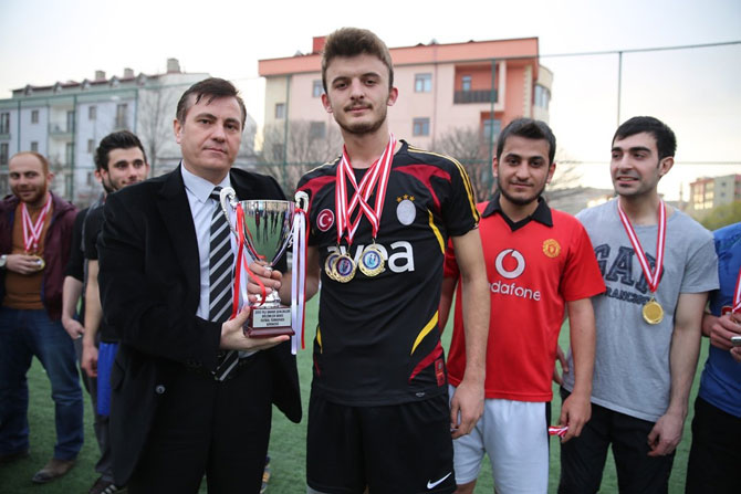 ogrenciler-arasi-futbol-turnuvasinda-makine-muhendisligi-sampiyon-oldu9.jpg