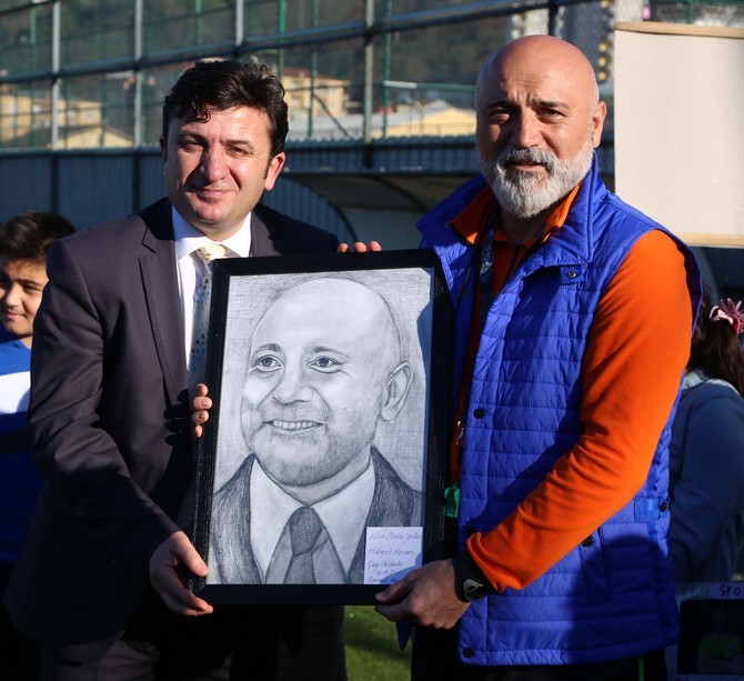 ogrencilerden-hikmet-karaman’a-dogum-gunu-surprizi-(3).jpg