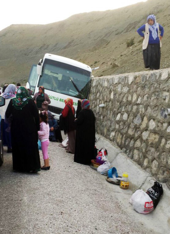 ogrencileri-tasiyan-otobus-kaza-yapti-4-yarali-1.jpg ogrencileri-tasiyan-otobus-kaza-yapti-4-yarali-1.jpg