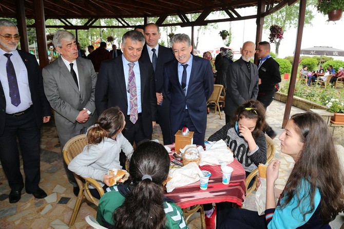 ogrencilerle-aileleri-sahilde-vali-ersin-yazici-ile-piknik-yapti-(2).jpg