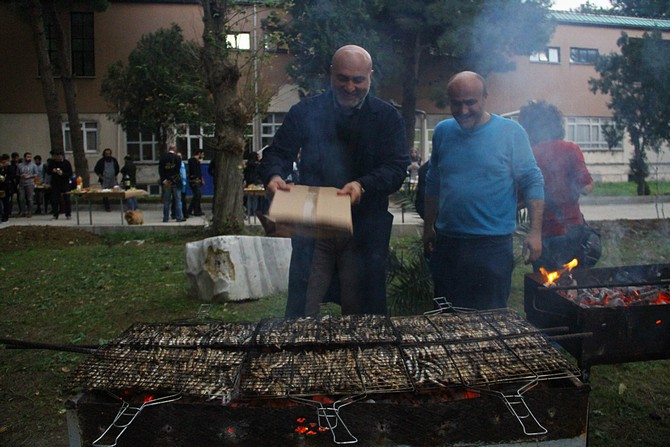 ogretim-uyelerinden-ogrencilere-hamsi-partisi-(6).jpg