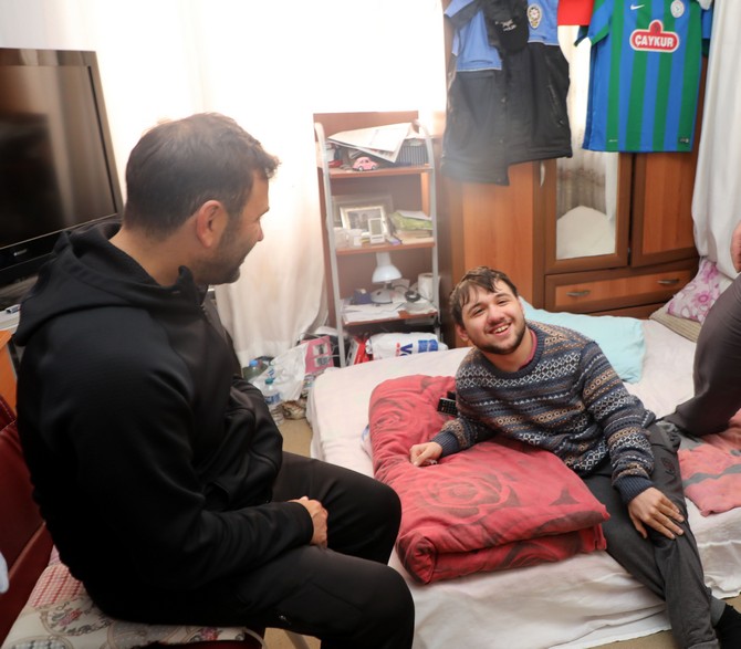 okan-buruk-ve-yoneticiler,-taraftarlari-olan-cam-kemik-hastasi-oktay-pehlivani-evinde-ziyaret-etti-(1).jpg