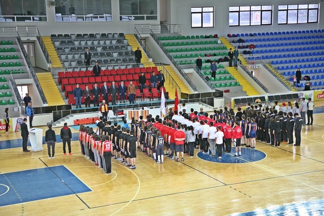 okul-sporlari-2016-2017-egitim-ogretim-yili-faaliyet-programinda-yer-alan-okul-sporlari-basketbol-(b)gencler-kiz-erkek-bolgesel-eleme-yarismalari-rize’de-basladi-(3).jpg
