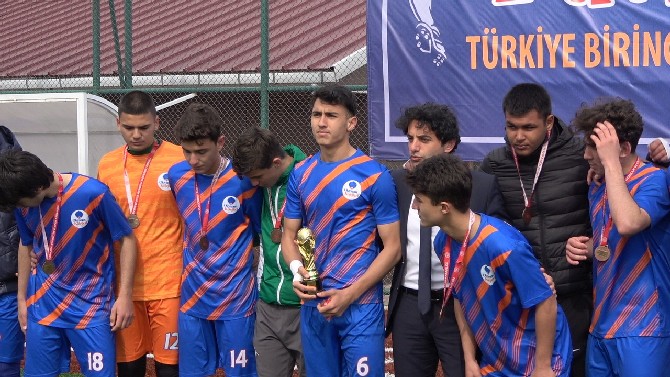 okullararasi-futbol-turnuvasi-finalleri-rizede-duzenlendi-6.jpg