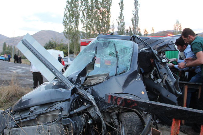 oltu’da-trafik-kazasi-1-olu,-3-yarali-2.jpg oltu’da-trafik-kazasi-1-olu,-3-yarali-2.jpg