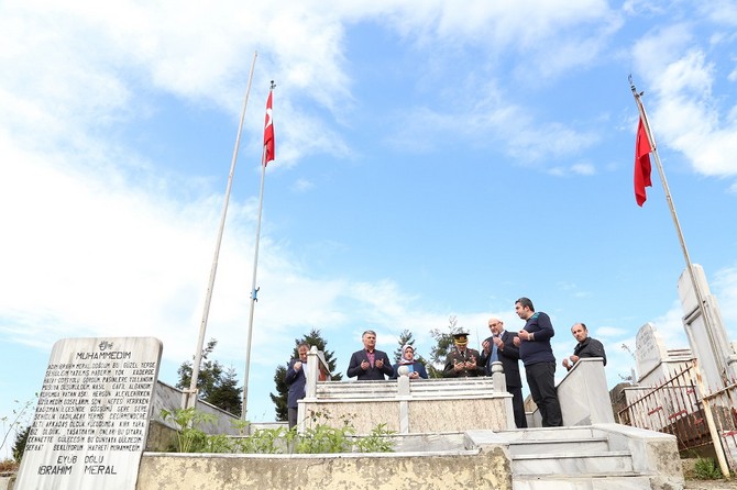 once-sehit-kabirlerinde-duada-bulundular-ardindan-sehit-ailelerini-ziyaret-ettiler-(1).jpg