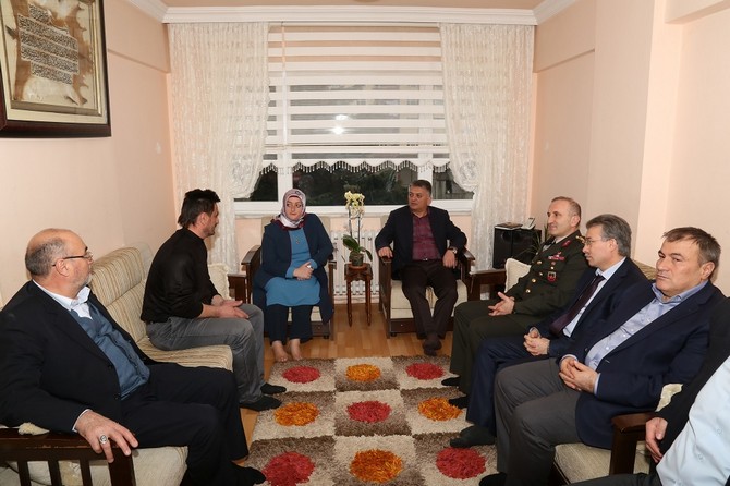 once-sehit-kabirlerinde-duada-bulundular-ardindan-sehit-ailelerini-ziyaret-ettiler-(8).jpg