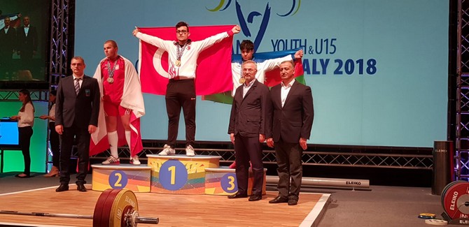 onur-demirci,-3-rekor-kirarak-avrupa-sampiyonu-oldu.-rekorlari-ve-madalyalari-erdogan’a-hediye-etti-(6).jpg