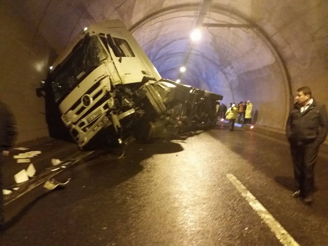 ordu’da-tir-kazasi-cay-gubresi-yuklu-tir-kazasi-1-yarali.jpg ordu’da-tir-kazasi-cay-gubresi-yuklu-tir-kazasi-1-yarali.jpg