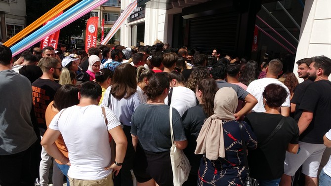 orduda-acilisa-ozel-fiyatlarla-urun-satan-magazada-izdiham-meydana-geldi-5.jpg