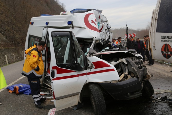orduda-ambulans-yol-supurme-aracina-carpti-1-olu,-3-yarali-(11).jpg