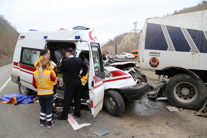 orduda-ambulans-yol-supurme-aracina-carpti-1-olu,-3-yarali-(12).jpg