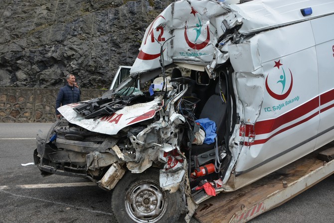orduda-ambulans-yol-supurme-aracina-carpti-1-olu,-3-yarali-(16).jpg
