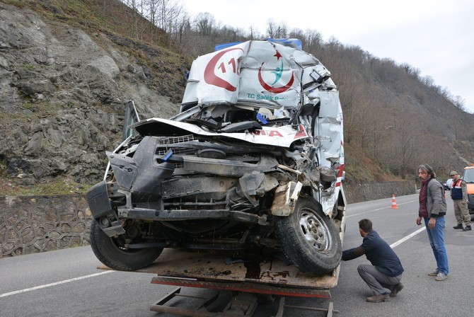 orduda-ambulans-yol-supurme-aracina-carpti-1-olu,-3-yarali-(17).jpg