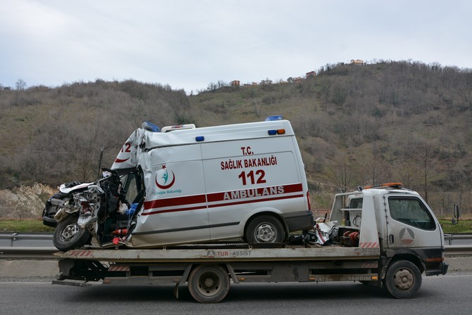 orduda-ambulans-yol-supurme-aracina-carpti-1-olu,-3-yarali-(18).jpg