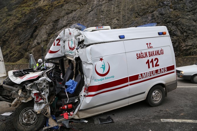 orduda-ambulans-yol-supurme-aracina-carpti-1-olu,-3-yarali-(2).jpg
