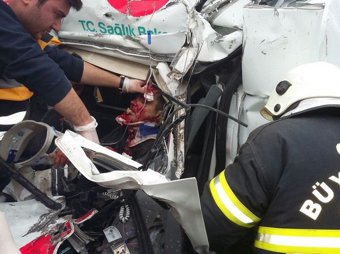orduda-ambulans-yol-supurme-aracina-carpti-1-olu,-3-yarali-(20).jpg
