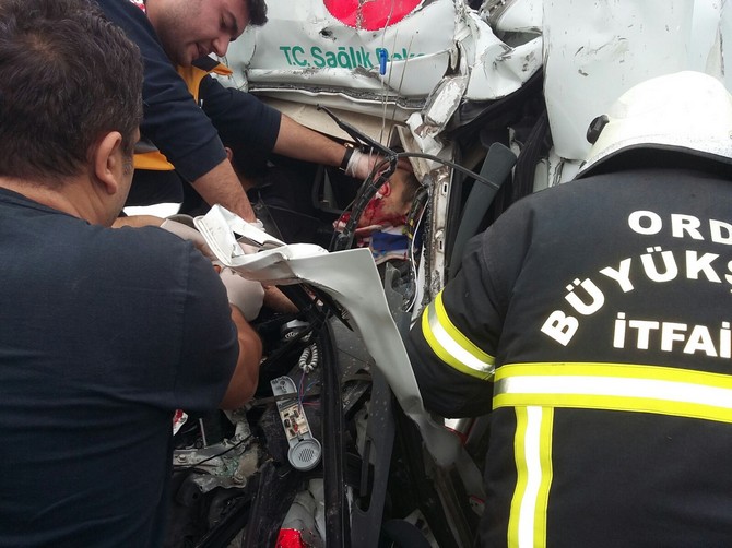 orduda-ambulans-yol-supurme-aracina-carpti-1-olu,-3-yarali-(21).jpg