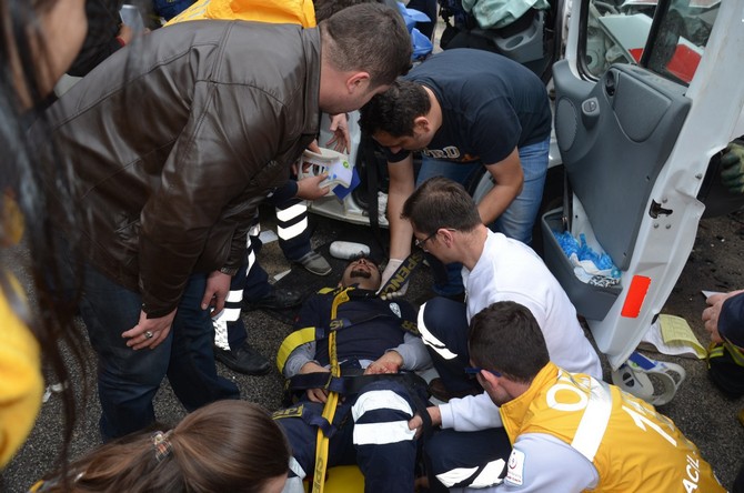 orduda-ambulans-yol-supurme-aracina-carpti-1-olu,-3-yarali-(23).jpg