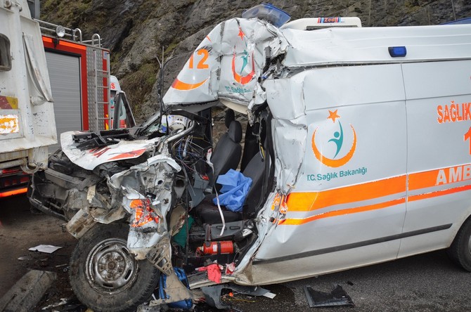orduda-ambulans-yol-supurme-aracina-carpti-1-olu,-3-yarali-(24).jpg