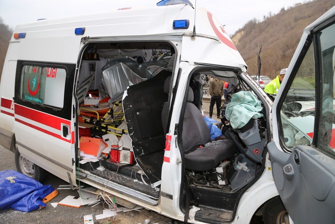 orduda-ambulans-yol-supurme-aracina-carpti-1-olu,-3-yarali-(7).jpg