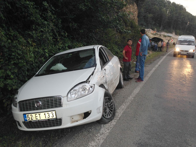 orduda-kamyonet-otomobille-carpisti-8-yarali-2.jpg orduda-kamyonet-otomobille-carpisti-8-yarali-2.jpg