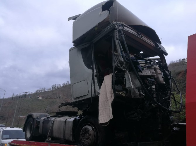 orduda-tir-kargo-yuklu-kamyona-carpti-1-olu-(2).jpg