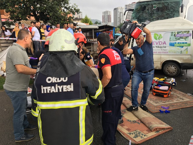 orduda-yolcu-otobusu-minibusle-carpisti-3-olu,-11-yarali-(2).jpg