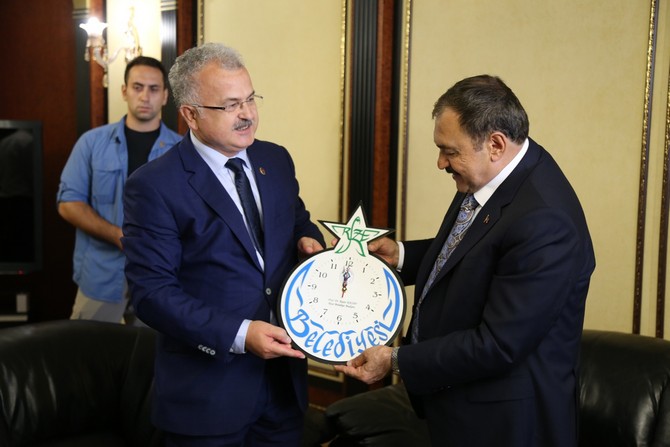 orman-ve-su-isleri-bakani-veysel-eroglu--rize-belediye-baskani-prof.-dr.-resat-kasap’i-ziyaret-etti-(11).jpg