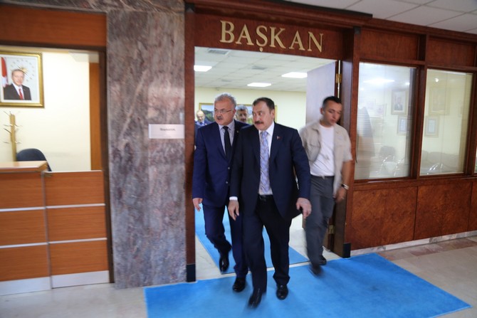 orman-ve-su-isleri-bakani-veysel-eroglu--rize-belediye-baskani-prof.-dr.-resat-kasap’i-ziyaret-etti-(13).jpg