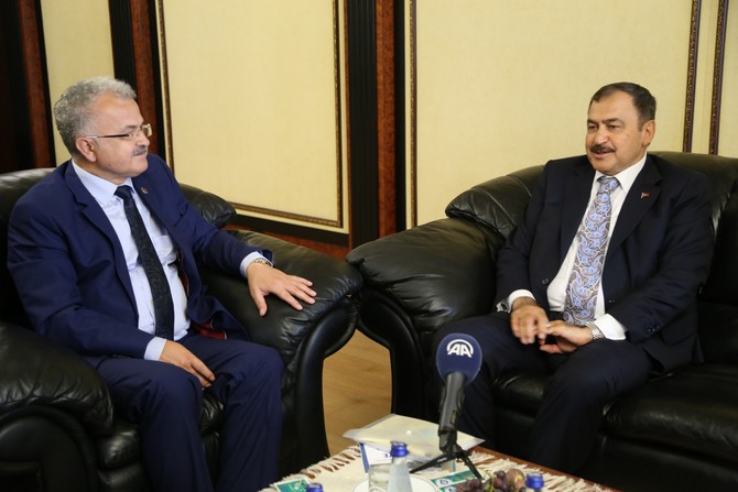 orman-ve-su-isleri-bakani-veysel-eroglu--rize-belediye-baskani-prof.-dr.-resat-kasap’i-ziyaret-etti-(6)-001.jpg