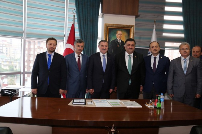 osman-askin-bak-rize-genclik-hizmetleri-ve-spor-il-mudurlugunu-ziyaret-etti-(1).jpg