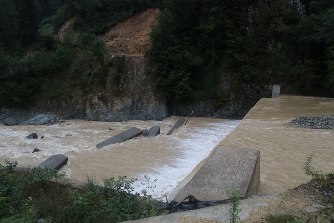 osman-askin-bak-rize-hemsinde-sel-bolgesinde-(4).jpg