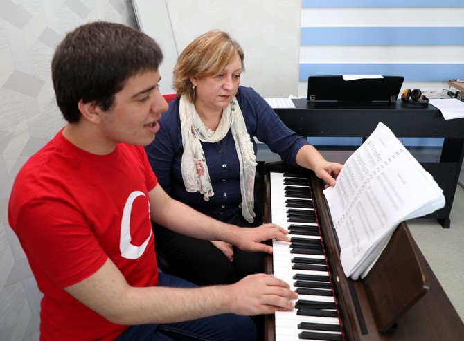otizmli-mirac-muzikle-hayata-tutundu-(2).jpg