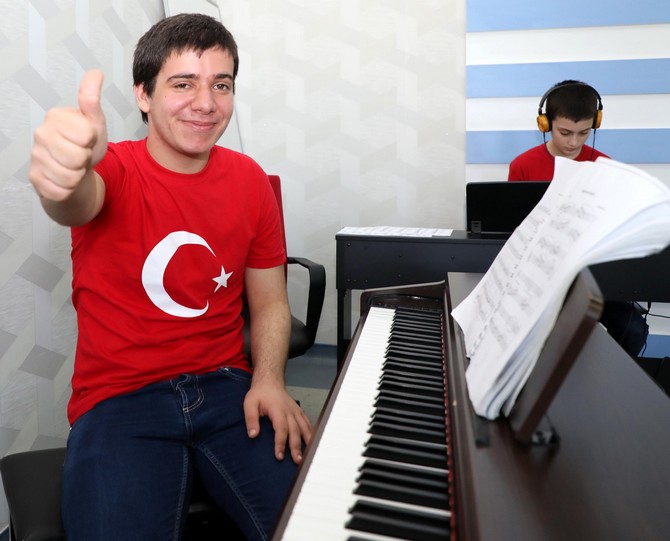 otizmli-mirac-muzikle-hayata-tutundu-(6).jpg