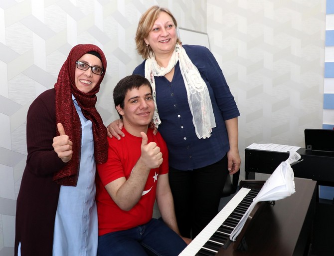 otizmli-mirac-muzikle-hayata-tutundu-(7).jpg