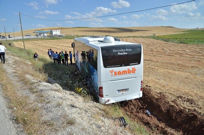 otobus-ile-otomobil-carpisti-3-olu,-33-yarali-(15).jpg