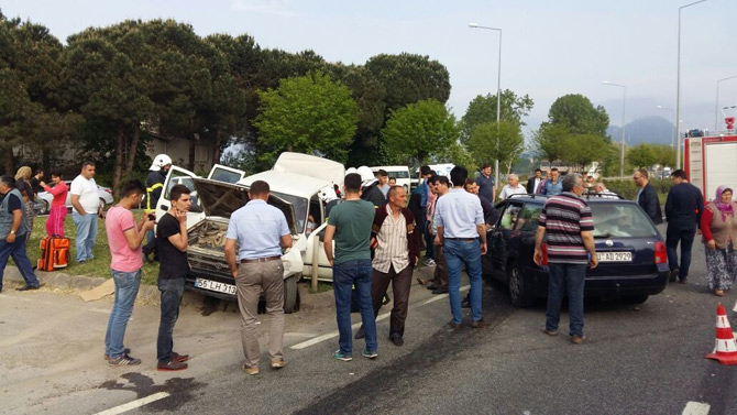 otomobil-ile-kamyonet-carpisti-4-yarali-1.jpg otomobil-ile-kamyonet-carpisti-4-yarali-1.jpg