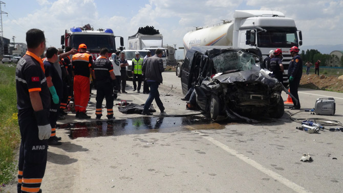 otomobil-kamyonun-altina-girdi-2-olu-1.jpg otomobil-kamyonun-altina-girdi-2-olu-1.jpg